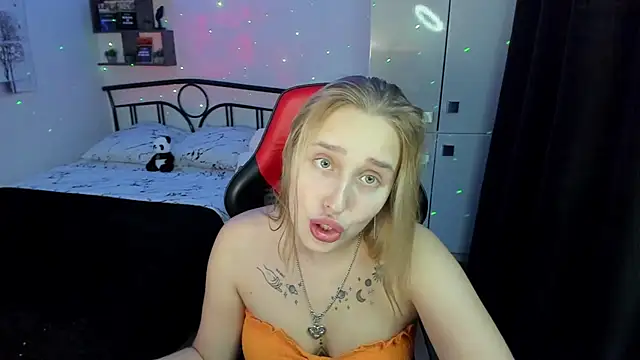 Snapshot of LinaTruly chatting on October 13, 2025, 9:38 pm LinaTruly online show from October 13, 2025, 9:38 pm