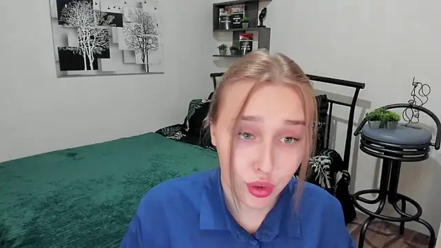 Snapshot of LinaTruly chatting on March 4, 2025, 8:16 pm LinaTruly online show from March 4, 2025, 8:16 pm