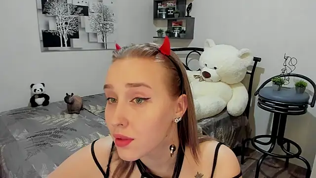 Snapshot of LinaTruly chatting on March 14, 2025, 12:10 am LinaTruly online show from March 14, 2025, 12:10 am