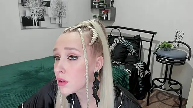 Snapshot of LinaTruly chatting on February 21, 2025, 9:11 pm LinaTruly online show from February 21, 2025, 9:11 pm