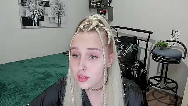 Snapshot of LinaTruly chatting on February 25, 2025, 8:32 pm LinaTruly online show from February 25, 2025, 8:32 pm