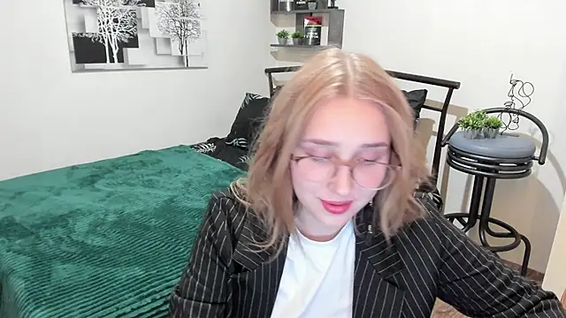 Snapshot of LinaTruly chatting on January 24, 2025, 11:56 pm LinaTruly online show from January 24, 2025, 11:56 pm