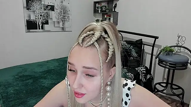 Snapshot of LinaTruly chatting on February 19, 2025, 8:31 pm LinaTruly online show from February 19, 2025, 8:31 pm