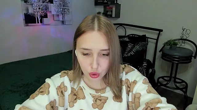 Snapshot of LinaTruly chatting on February 27, 2025, 11:37 pm LinaTruly online show from February 27, 2025, 11:37 pm