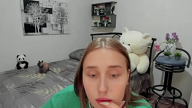 Snapshot of LinaTruly chatting on March 12, 2025, 12:20 am LinaTruly online show from March 12, 2025, 12:20 am