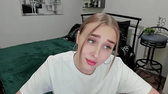 Snapshot of LinaTruly chatting on February 9, 2025, 9:06 pm LinaTruly online show from February 9, 2025, 9:06 pm