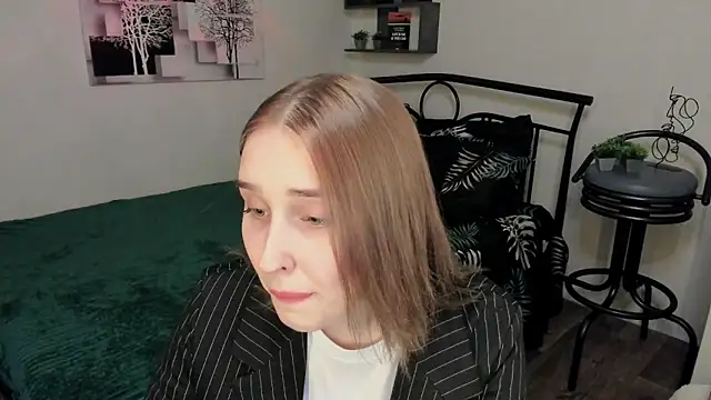 Snapshot of LinaTruly chatting on March 5, 2025, 8:32 pm LinaTruly online show from March 5, 2025, 8:32 pm