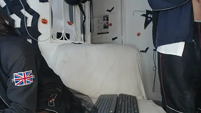 Snapshot of pervertsteens3 chatting on October 30, 2025, 5:17 am pervertsteens3 online show from October 30, 2025, 5:17 am