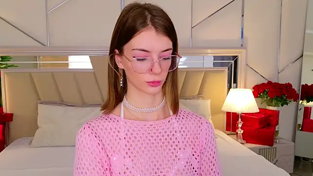 Snapshot of MeganMour chatting on December 19, 2025, 5:26 pm MeganMour online show from December 19, 2025, 5:26 pm