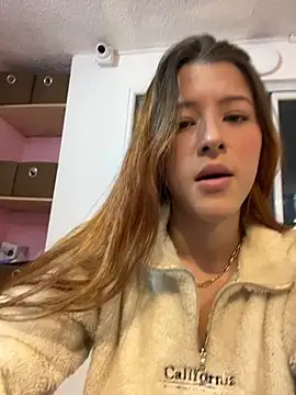 Snapshot of ally_sunn_ chatting on April 16, 2026, 12:33 am ally sunn online show from April 16, 2026, 12:33 am