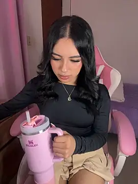 Snapshot of Emily-14 chatting on February 3, 2026, 4:43 am Emily-14 online show from February 3, 2026, 4:43 am