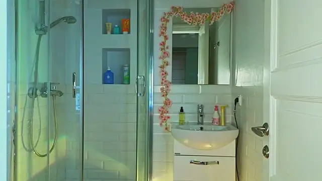 Mia Mia M online show from February 28, 2025, 8:53 am