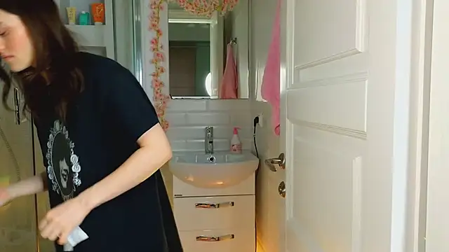 Mia Mia M online show from March 3, 2025, 5:47 am