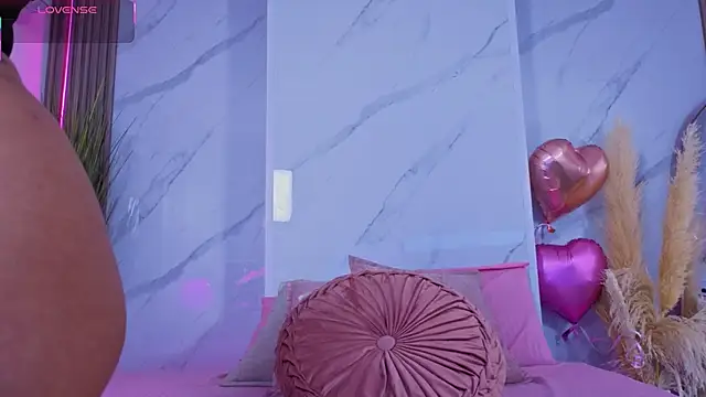 Chlooee   online show from November 11, 2025, 1:11 am