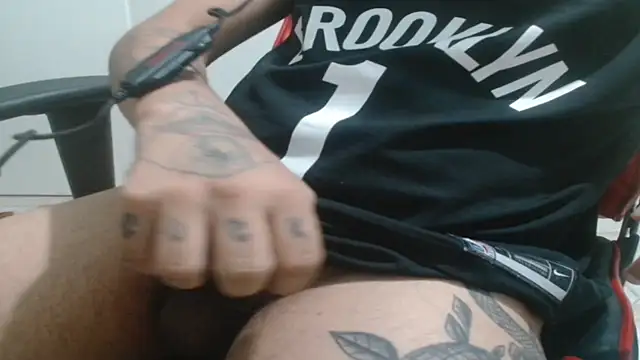 Snapshot of guivanetti chatting on February 11, 2025, 11:01 pm guivanetti online show from February 11, 2025, 11:01 pm