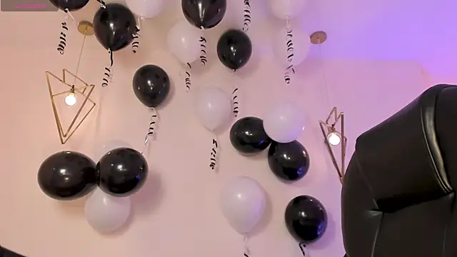 MiaFarrell  online show from November 10, 2025, 6:24 pm