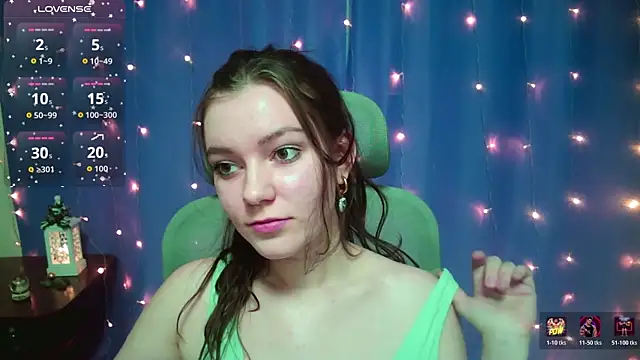 Lana  Cute  online show from December 22, 2025, 1:33 pm