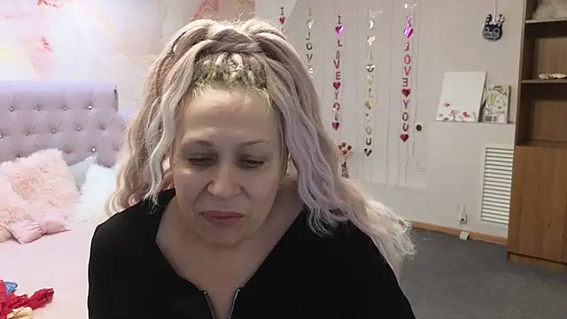 Penelope Pinky online show from March 18, 2025, 7:33 am