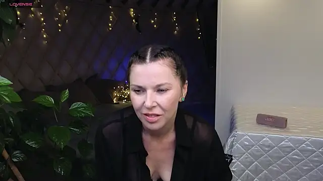 LinaJoy online show from July 6, 2026, 8:11 pm