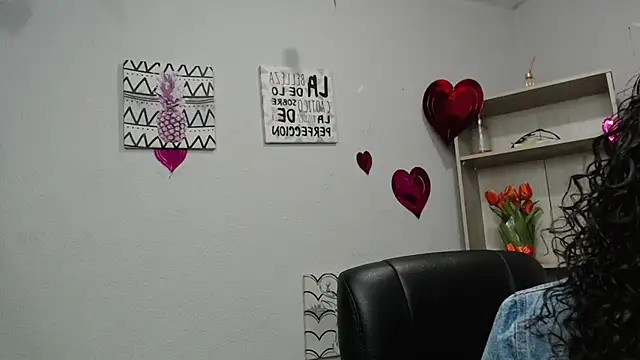 Snapshot of arianna_ros3 chatting on February 24, 2025, 2:15 pm arianna ros3 online show from February 24, 2025, 2:15 pm