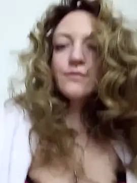 Snapshot of KattyLuuu chatting on April 1, 2026, 9:45 pm KattyLuuu online show from April 1, 2026, 9:45 pm