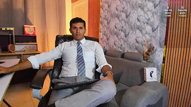 Hideintheoffice online show from February 17, 2026, 5:27 am