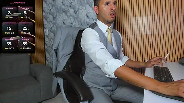 Hideintheoffice online show from November 18, 2025, 11:15 pm