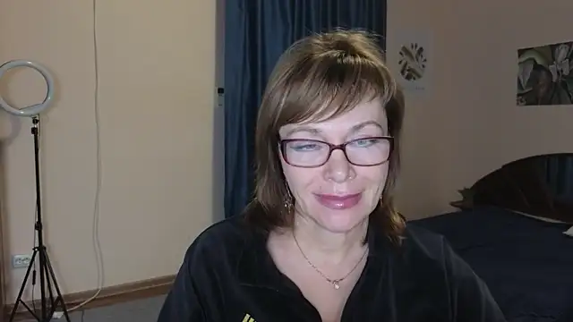 Snapshot of Miss_Moren chatting on November 17, 2025, 12:20 pm Miss Moren online show from November 17, 2025, 12:20 pm