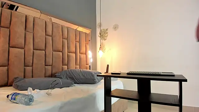 victoriaroyce1 online show from February 21, 2025, 11:44 am