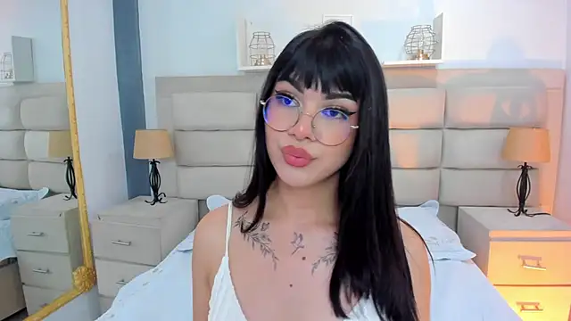 Snapshot of RoseCassie chatting on March 5, 2025, 3:51 pm RoseCassie online show from March 5, 2025, 3:51 pm