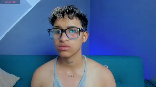 Snapshot of Dominick_jones chatting on March 18, 2025, 12:30 am Dominick jones online show from March 18, 2025, 12:30 am