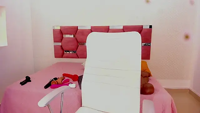 celeste smmith  online show from November 17, 2025, 11:14 am