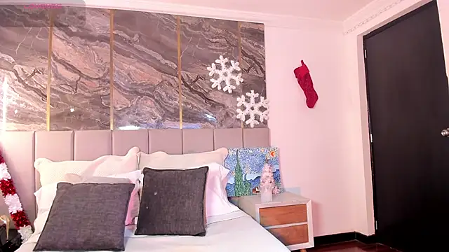 Sienna Blake  online show from December 3, 2025, 7:35 pm