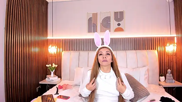 PerlaPreciosa online show from April 8, 2026, 4:03 am