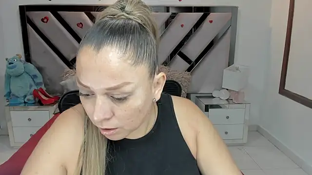 natalia5560 online show from October 18, 2025, 1:57 pm