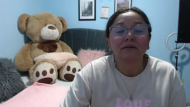 Snapshot of AngelRouss chatting on April 8, 2026, 3:19 am AngelRouss online show from April 8, 2026, 3:19 am