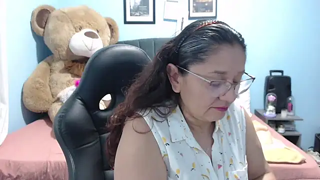 Snapshot of AngelRouss chatting on February 6, 2026, 3:02 am AngelRouss online show from February 6, 2026, 3:02 am