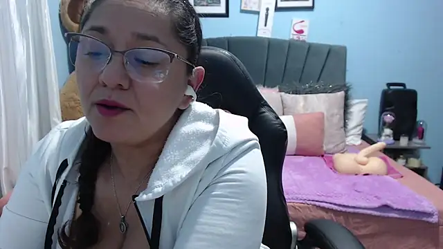 Snapshot of AngelRouss chatting on February 7, 2026, 3:25 am AngelRouss online show from February 7, 2026, 3:25 am