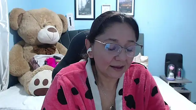 Snapshot of AngelRouss chatting on April 25, 2026, 1:52 am AngelRouss online show from April 25, 2026, 1:52 am