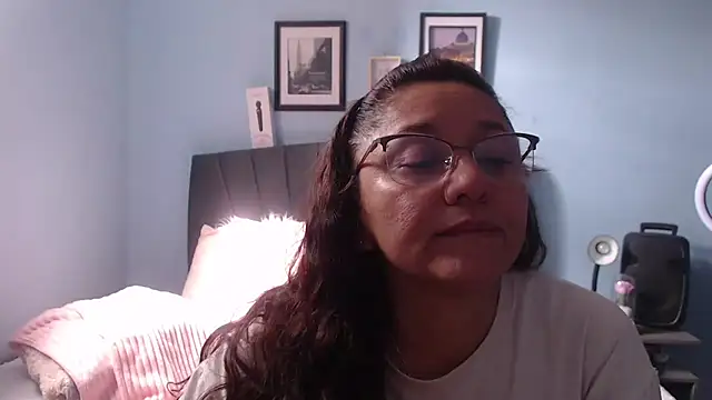 Snapshot of AngelRouss chatting on April 8, 2026, 7:26 pm AngelRouss online show from April 8, 2026, 7:26 pm