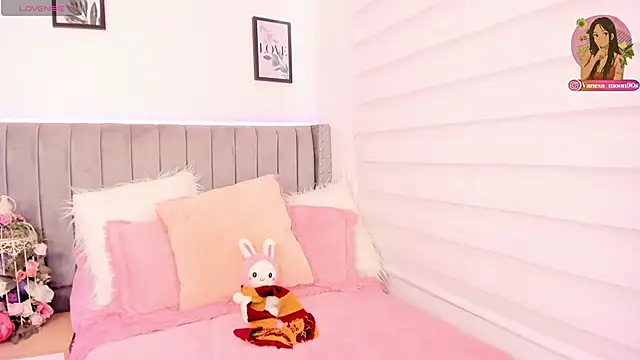 vanesa moon   online show from September 12, 2025, 1:33 pm