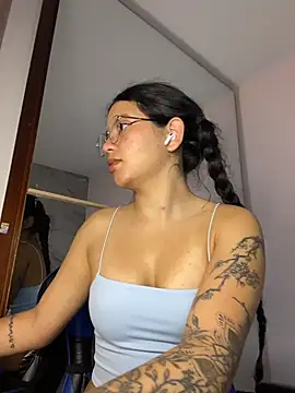 Snapshot of Rosita_forever_ chatting on May 2, 2026, 4:12 pm Rosita forever online show from May 2, 2026, 4:12 pm