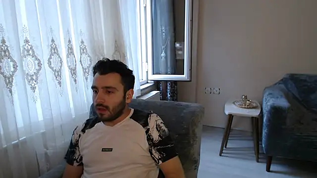 handsomeee04 online show from May 24, 2026, 4:23 am