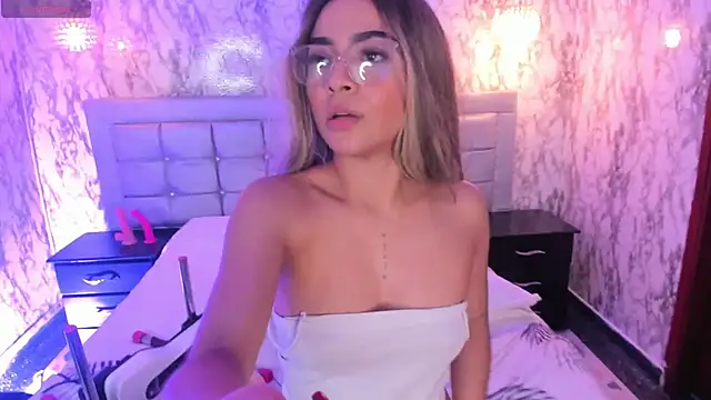 SOFIIA CRUZ  online show from January 4, 2025, 1:53 pm