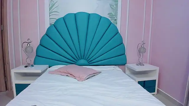 Snapshot of Daphne_Fox_ chatting on February 19, 2025, 8:33 am Daphne Fox online show from February 19, 2025, 8:33 am