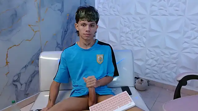 Snapshot of andy_dan18 chatting on April 6, 2026, 9:05 pm andy dan18 online show from April 6, 2026, 9:05 pm