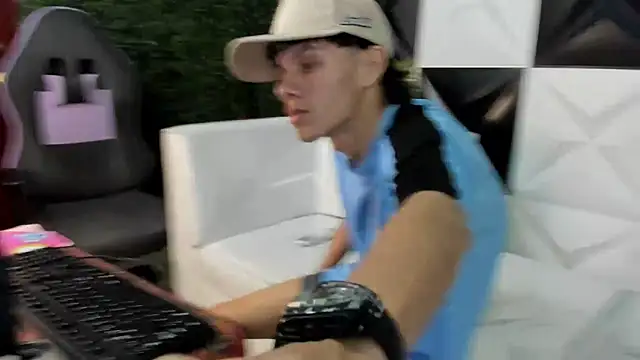 Snapshot of andy_dan18 chatting on April 13, 2026, 7:18 pm andy dan18 online show from April 13, 2026, 7:18 pm