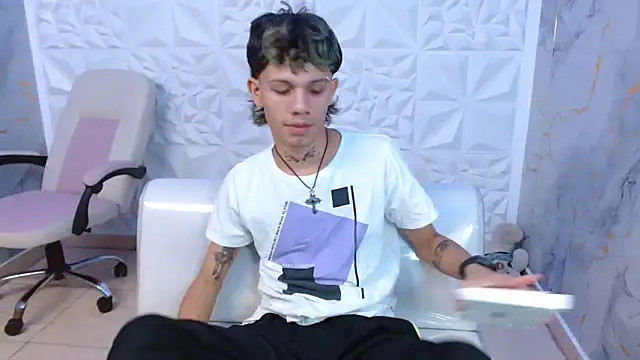 Snapshot of andy_dan18 chatting on April 7, 2026, 8:10 pm andy dan18 online show from April 7, 2026, 8:10 pm