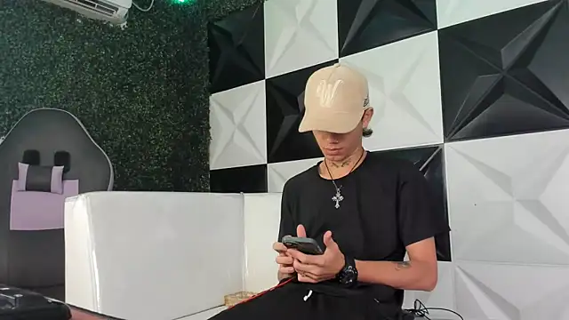 Snapshot of andy_dan18 chatting on March 26, 2026, 8:51 pm andy dan18 online show from March 26, 2026, 8:51 pm