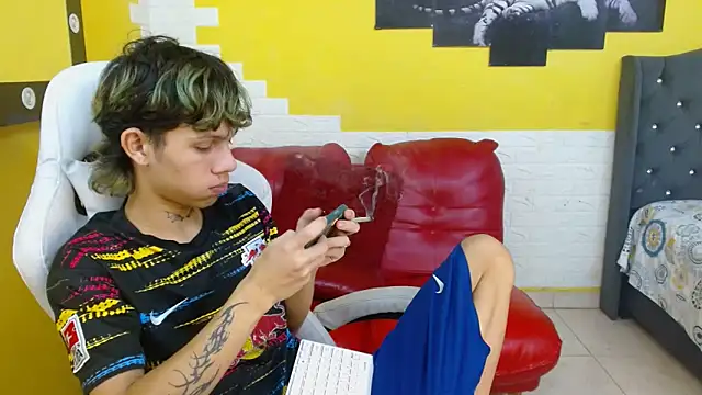 Snapshot of andy_dan18 chatting on March 31, 2026, 8:44 pm andy dan18 online show from March 31, 2026, 8:44 pm